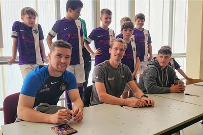 Anthony Barylla, Maximilian Thiel und Omar Sijaric (von links) vom FC Erzgebirge Aue erfüllten Autogrammwünsche. Hier mit Spielern der Grundschule Aue-Zelle. 
