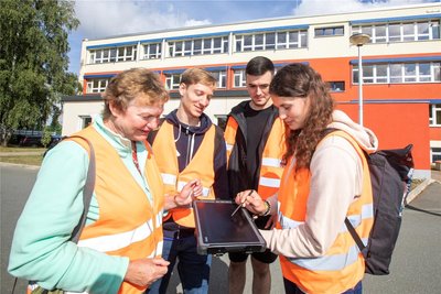 Studenten der Hochschule für Technik und Wirtschaft Dresden unterwegs in Jößnitz. Professorin Martina Müller unterstützt Jonas Lebert, Jan Erik Blunk und Marlene Neubauer (von links) bei ihrer Recherche zum vorhandenen Gebäudebestand.