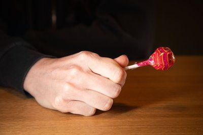 Wie lässt sich ein Lutscher leichter öffnen?