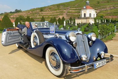 Erfolgsmodell: Oldtimerrestaurator Werner Zinke am Steuer eines Horch 853.
