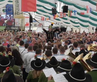 Ein Bild aus Vor-Corona-Zeiten: Zum Europäischen Blasmusikfestival kamen bisher mehr als 100 Orchester mit rund 10.000 Musikern sowie 400.000 Gästen in den Kurort. In diesem Jahr musste die Veranstaltung nun schon zum zweiten Mal in Folge ausfallen. 2022 soll das Festival endlich wieder stattfinden.