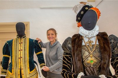 Gewandmeisterin Sabine Kastner hat das originalgetreu nachgefertigte Renaissance-Kleid der Kurfürstin Anna von Sachsen am gestrigen Donnerstag für die Sonderausstellung in Form gebracht. Das Gewand des Kurfürsten August von Sachsen, das ebenfalls in der Schau gezeigt wird, ist das Kostüm, das der 2018 verstorbene Matthias Brade bei seinen Auftritten als Kurfürst trug und das nun zum Fundes des Schlosses gehört. 