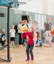 Hanna beim Basketball. War eher nichts für sie.