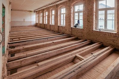 So sieht es aktuell im Fachkabinett Biologie aus. Der Fußbodenaufbau wurde komplett entfernt, um die Holzbalkendecke zu verstärken.