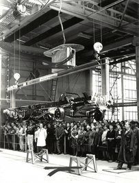 In der neuerbauten 72000 Quadratmeter großen Endmontagehalle im VEB Industriewerk Ludwigsfelde bei Berlin begann am 1.7.65 die Bandproduktion des neuen LKW Typ W 50. Unter der Anteilnahme der Erbauer der neuen Halle und der Werktätigen des Betriebes wurde der erste LKW-Rahmen mit Achsen auf das Montageband gesetzt.