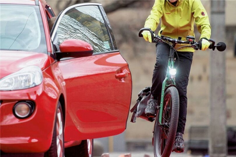 Unterschätztes Risiko: Stürze mit dem Rad, weil Autofahrer ohne zu Schauen plötzlich die Tür aufreißen. 
