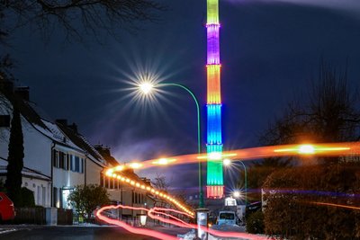 Nachts leuchtet die Esse in Chemnitz markant in bunten Farben. Jetzt gibt es Ideen für weitere Nutzung.