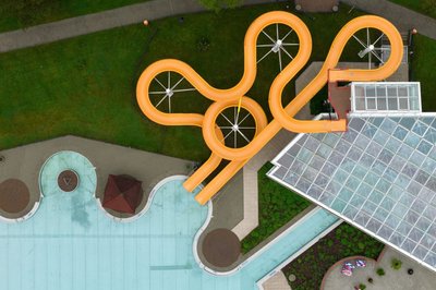 Von oben ästhetisch: Eine Wasserrutsche in einem geschlossenen Schwimmbad in Sachsen. 