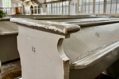 Für die neuen Ticket-Vertriebswege wurden die Bänke im Kirchenschiff mit schlichten Aufklebern durchnummeriert.