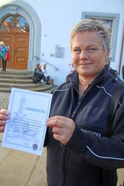 Katrin Buchmann von der Freiberger Polizei-Behörde zeigt den "Strafzettel" für das Löwen-Reiten.