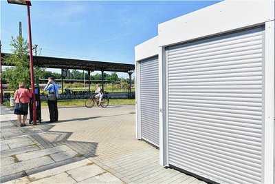 Die Container am Bahnhofsvorplatz in Freiberg: Hier entsteht eine neue Verleihstation für Elektro-Lastenräder. 