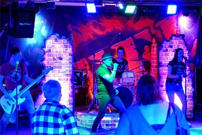 Die Bühne des Zschopauer Jugendclubs gehörte am Samstagabend der Band „Mr. Feelgood - die Stadlrogga".