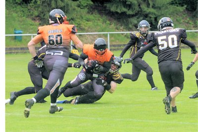 Im Heimspiel hatten die Phantoms (schwarze Trikots) um Marc Wolter (M.) die Vogtland Rebels nicht stoppen können.