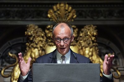 Bundeskanzler Merz spricht beim Übersee-Tag im Hamburger Rathaus.