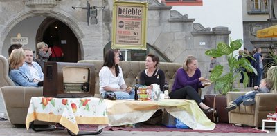 Mit einer Wohnzimmergarnitur auf dem Altmarkt haben junge Plauener auf ihr Projekt Kunstruine aufmerksam gemacht.