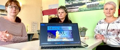 Katja Scheller, Yvette Eckardt und Christin Georgi (v. l.) haben das Muhme-Kärtl für den lokalen Handel in Lößnitz entwickelt. 