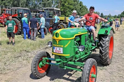 Im MTZ-Gelände tuckerten die Traktor-Oldtimer zur Rundfahrt.