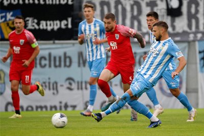 Chemntz' Niclas Erlbeck am Ball.