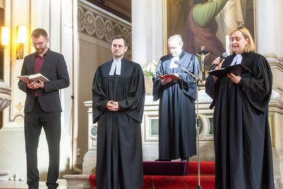 Der gebürtige Erzgebirger Albrecht Meinel (2. v. l.) feierte am Sonntag seine Ordination.