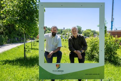 OB Marcus Steinhart (l.) und Landrat Carsten Michaelis am neuen Bilderrahmen.