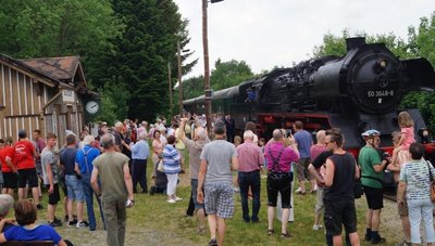 Magnet Eisenbahn: Der Chemnitzer Sonderzug Pfingsten 2017 beim Stopp am Haltepunkt Gunzen. Am kommenden Samstag findet im Rahmen zweierSonderfahrten ein Bahnhofsfest statt. 