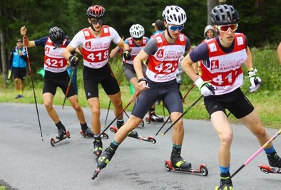 Tristan Sommerfeldt (2. v. r.) zeigte erneut sein Leistungsvermögen und landete beim Alpencup auf dem Treppchen. 