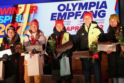 Katharina Hennig, Denise Herrmann, Eric Frenzel, Terence Weber und Julia Taubitz (v. l.) wurde ein herzlicher Olympiaempfang in Oberwiesenthal bereitet. 