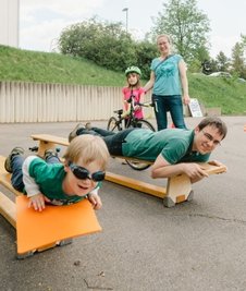 Felix und Papa Marco beim "Schwimmen" auf der Bank.