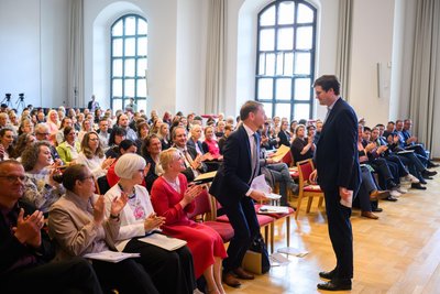 Mehr als 200 Teilnehmer zählte der Kita-Kongress, zu dem Kultusminister Conrad Clemens neben Ministerpräsident Michael Kretschmer (beide CDU) auch Vertreter aus Praxis, Wissenschaft, Politik, Verwaltung und Kommunen begrüßte.