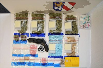 Im Januar 2022 präsentierte die Zwickauer Polizei Drogen, die bei einer Durchsuchung in Hirschfeld gefunden worden waren, darunter Heroin, Crystal und Ecstasy. 