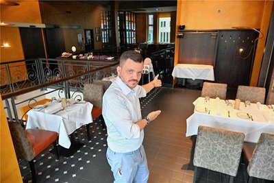 Hier hatten Einbrecher im Michaelis eine Verwüstung angerichtet. Restaurant-Leiter Tommi Seidel zeigt die Stelle.