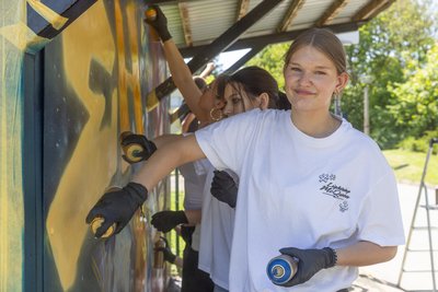 Den Buswarteunterstand am Schulcampus in Ehrenfriedersdorf ziert jetzt ein großes Graffito. Mit gesprüht hat es Laura Decker aus der 10a.