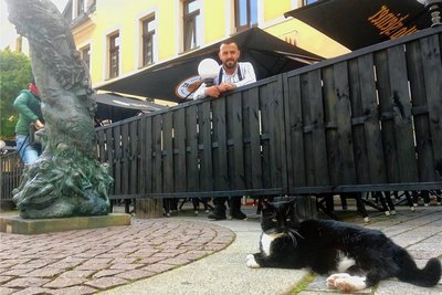 Stammgast Sammy und Besir Mejdi von der Trattoria La Fontana in Freiberg. 
