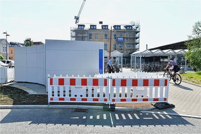 Die Container am Bahnhofsvorplatz in Freiberg werden jetzt noch mit Technik ausgestattet. 