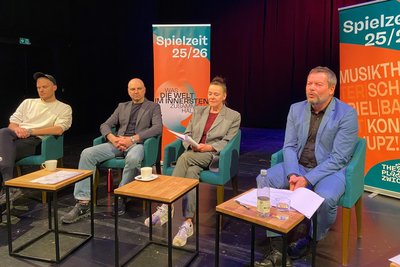 Generalintendant Dirk Löschner (rechts) informierte am Dienstag über die Auswirkungen der Sparzwänge auf das neue Programm.