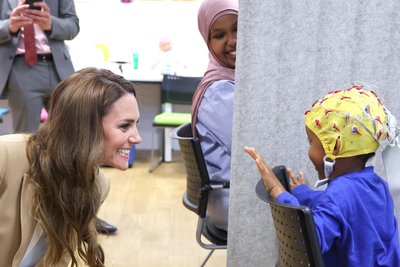 Prinzessin Kate spricht mit dem dreijährigen Mikhail im Londoner Zentrum der Royal Foundation für frühkindliche Entwicklung in der University of East London.