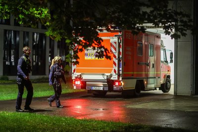 Eine Frau, die Kontakt zu einem Hantavirus-Fall hatte, wird per Krankenwagen in die Uniklinik Düsseldorf gebfracht.