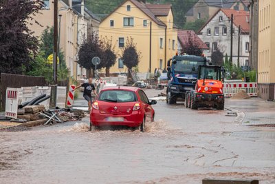 Einige Autofahrer passierten die Straßen trotz Überflutung.