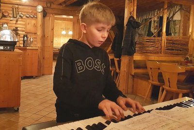 Richard Schaller von der Musikschule Vogtland hat die zweite Sitzung bespielt. Der 11-jährige Reichenbacher ging aus dem jüngsten Wettbewerb „Jugend musiziert" als Preisträger hervor.