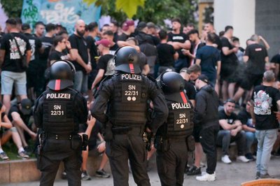 Wie viele Fans an den Auseinandersetzungen beteiligt waren und ob es Verletzte gab, war zunächst unklar.