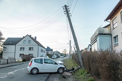 Der Citroën-Fahrer kam aus noch ungeklärter Ursache auf der Zwickauer Straße von der Fahrbahn ab.