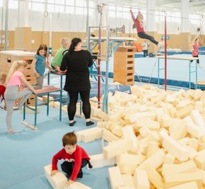 Die sechsjährige Hanna hängt am Reck. Das Turnen hatte es ihr beim Sport-Schnuppertag am meisten angetan.