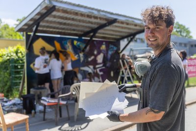 Angeleitet wurden die Zehntklässler bei ihrer Aktion von Benjamin Knoblauch – bekannt als Graffiti-Künstler Garlix-Art.