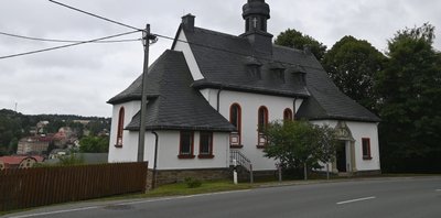 St. Bonifatius liegt direkt an der B 95 in Bärenstein.