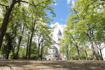 Die Markuskirche ist markant in Haselbrunn, auch der idyllische Park - wenn sich da nicht laute Menschen mit freilaufenden Hunden zum Trinken treffen und andere vertreiben.