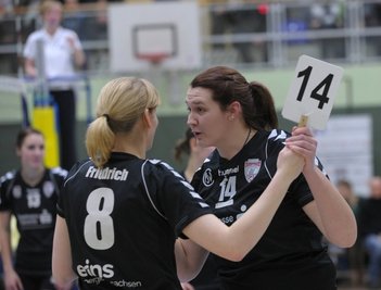 Pia Walkenhorst (r.) beim Wechsel mit Andrea Friedrich. Ironie des Schicksals: 14 Jahre Bundesliga liegen hinter Chemnitz.