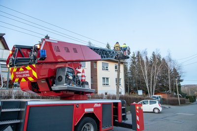 Die Feuerwehr Stollberg legte zusammen mit dem Energierversorger den Masten kontrolliert um.