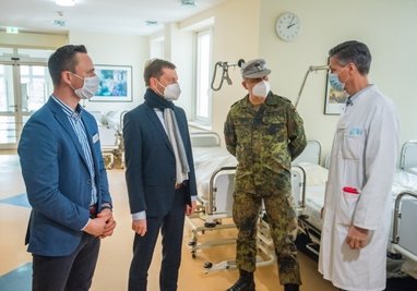 Besuch des Ministerpräsidenten in Aue: Im Bild Helios-Geschäftsführer Jan Jakobitz, Michael Kretschmer, Jörn Hebestreit und Dr. Jan Wallenborn (v. l.). 