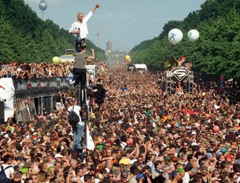 Begeisterte Techno-Jünger auf der Love Parade vor dem Brandenburger Tor am 10.07.1999 in Berlin. 1,5 Millionen Raver brechen alle Rekorde.