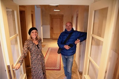 Corinna Grund (links) und Jürgen Halm (rechts) wollen künftig in der grünen Villa an der Straße Hammer 18 in Bad Brambach Künstler und Touristen gleichermaßen empfangen. 